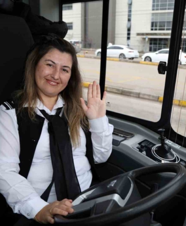 Öğretmenliği bıraktı, otobüs direksiyonuna geçti