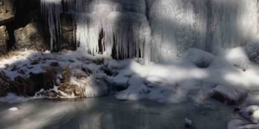 Kaz Dağları’nda görsel şölen; -12 derecede donan şelale büyüledi