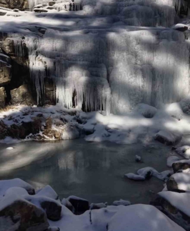 Kaz Dağları’nda görsel şölen; -12 derecede donan şelale büyüledi