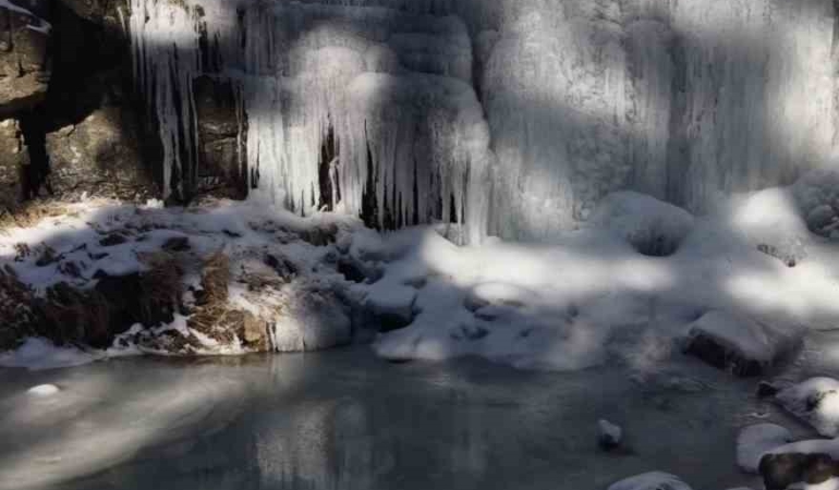 Kaz Dağları’nda görsel şölen; -12 derecede donan şelale büyüledi