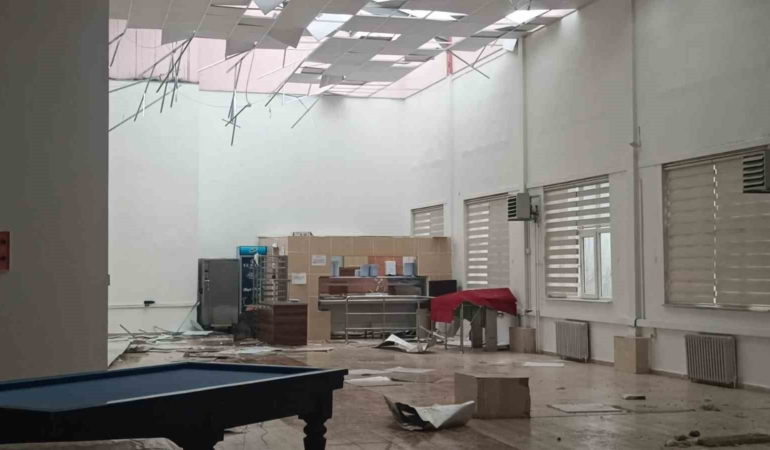 Bilecik’te yaşanan fırtınada çatılar uçtu, ağaçlar devrildi