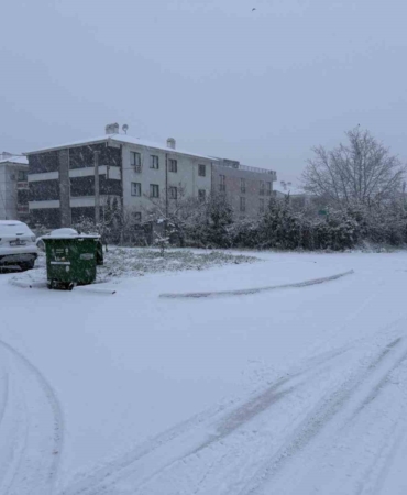 Sakarya yeni yıla karla uyandı: Şehir merkezinde lapa lapa yağıyor