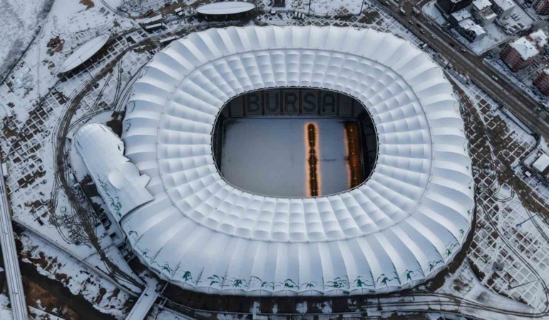 Karla kaplı Timsah Arena Stadyumu böyle görüntülendi