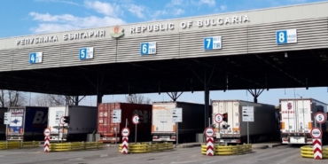 Türkiye’ye gelmek isteyen tırlardaki 85 bin euro ve 426 gram altın komşuya takıldı