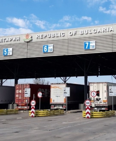 Türkiye’ye gelmek isteyen tırlardaki 85 bin euro ve 426 gram altın komşuya takıldı