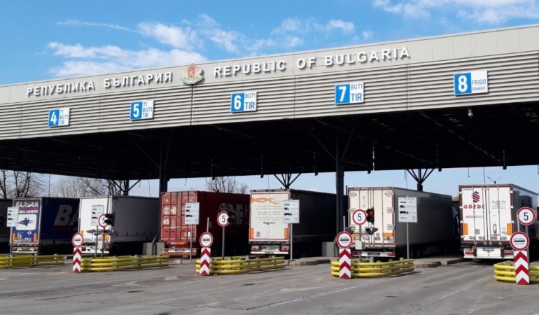 Türkiye’ye gelmek isteyen tırlardaki 85 bin euro ve 426 gram altın komşuya takıldı