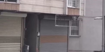 Eve kitlenen genç kadın kendini camdan attı; O anlar kamerada