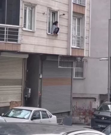 Eve kitlenen genç kadın kendini camdan attı; O anlar kamerada