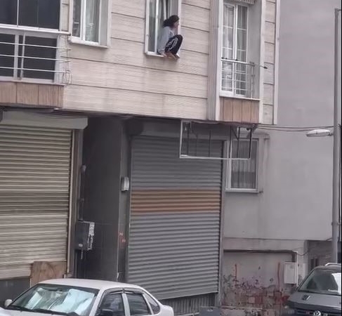 Eve kitlenen genç kadın kendini camdan attı; O anlar kamerada
