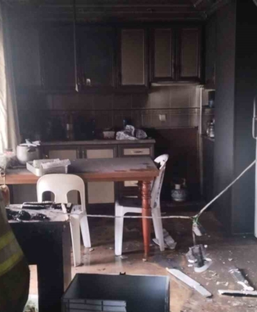 Erdek’te bir apartman dairesi alevlere teslim oldu