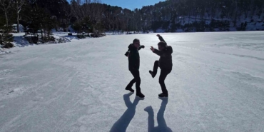 Üzerinde çökertme oynadığı, buzu kesip suya girdi