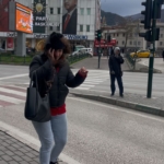 Bursa’da fırtına uçurdu...Yolda yürümekte güçlük çektiler