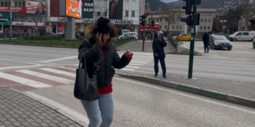 Bursa’da fırtına uçurdu...Yolda yürümekte güçlük çektiler