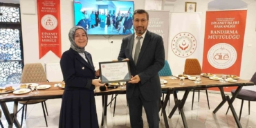 Bandırma’da veli seminerlerinde ilk grup belgelerini aldı