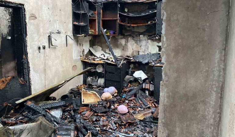 Kocaeli’yi fırtına vurdu: Evlerin çatıları uçtu, vatandaş tenteyle birlikte savruldu