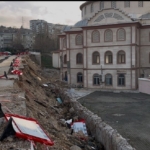 Bursa’da 2 aylık çile...Çöken duvar yolu da camiyi de kapattı