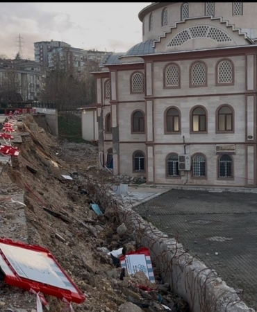 Bursa’da 2 aylık çile...Çöken duvar yolu da camiyi de kapattı