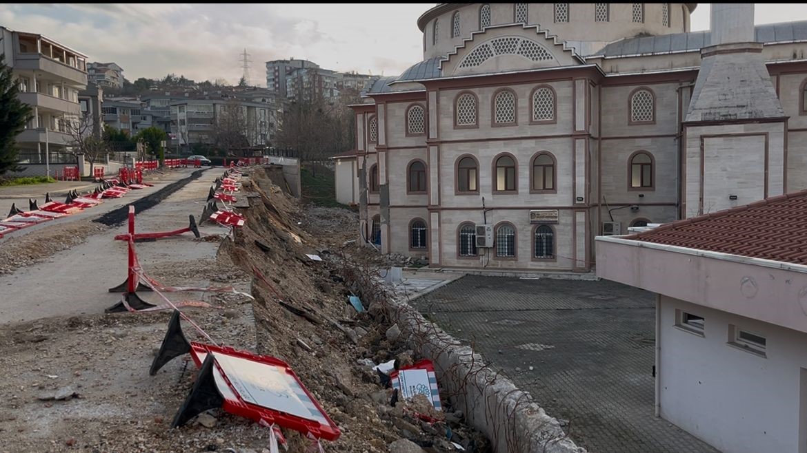 Bursa’da 2 aylık çile...Çöken duvar yolu da camiyi de kapattı