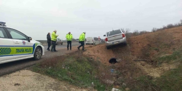 Aşırı hız ve gizli buzlanma nedeniyle otomobil tarlaya uçtu
