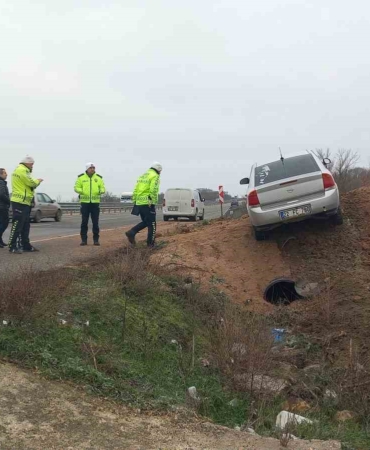 Aşırı hız ve gizli buzlanma nedeniyle otomobil tarlaya uçtu