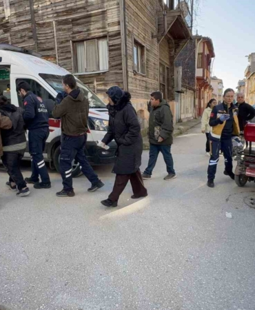 Otomobil ile çarpışan motosiklette kadın sürücü ile yanındaki 2 çocuk yaralandı