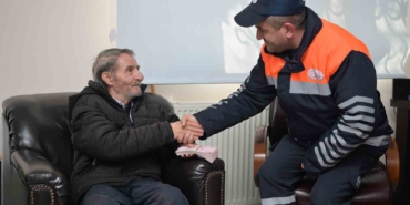 Esenyurt Belediye personeli yolda bulduğu para dolu poşeti sahibine teslim etti