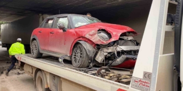 Kocaeli’de köprü ayağına çarpan otomobilin sürücüsü yaralandı