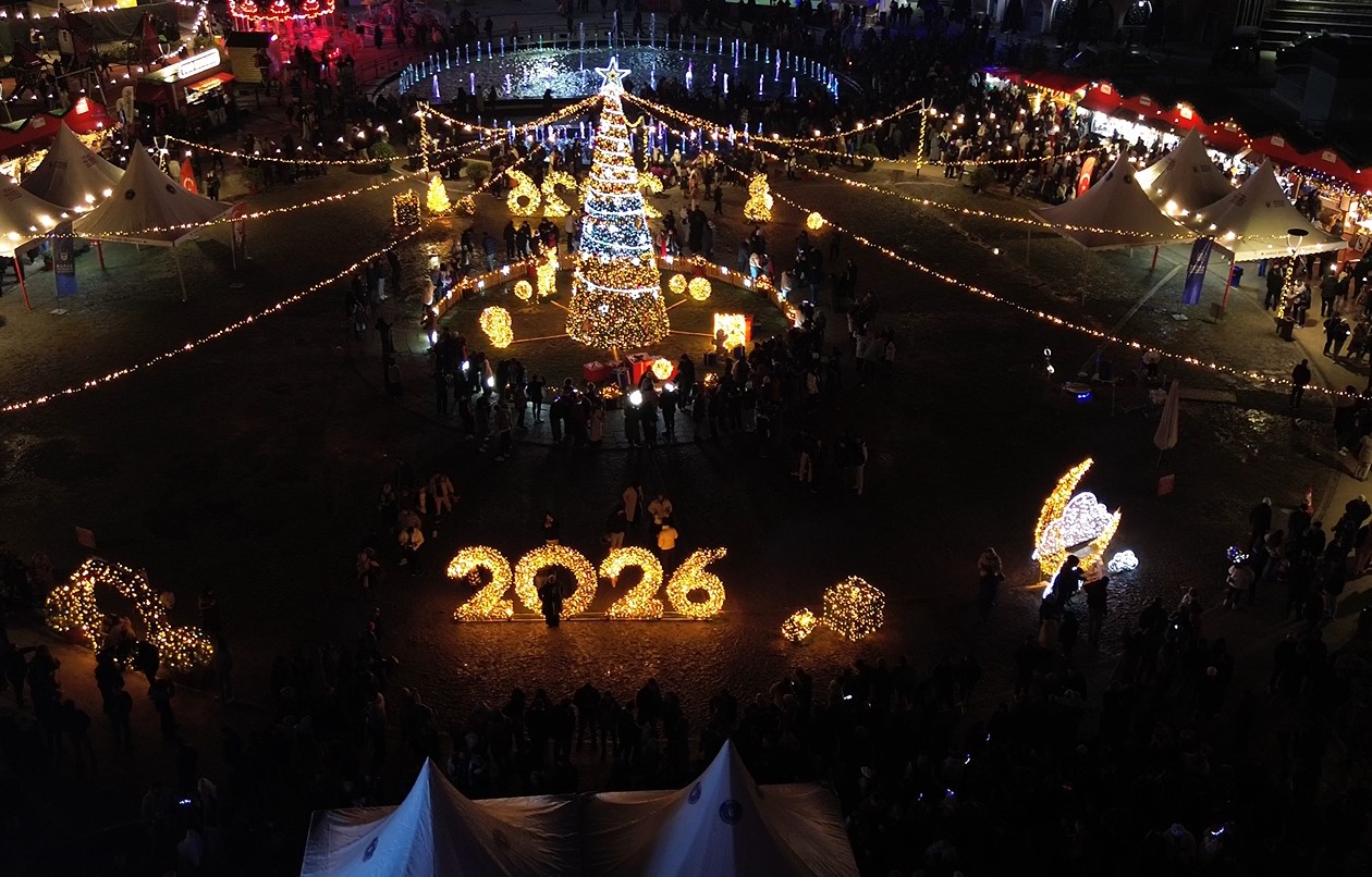 Bursa Yeni Yıl Meydanı’nda yılbaşı coşkusu