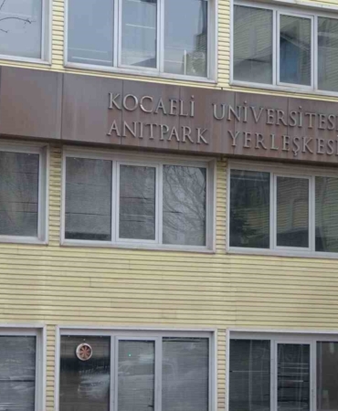 Kocaeli Üniversitesi Güzel Sanatlar Fakültesi, depreme dayanıklı olmadığı için mühürlendi