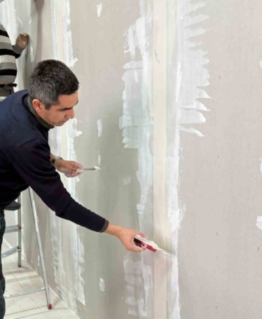 MYO müdürü okuldaki tadilat işlerini kendi elleriyle yapıyor