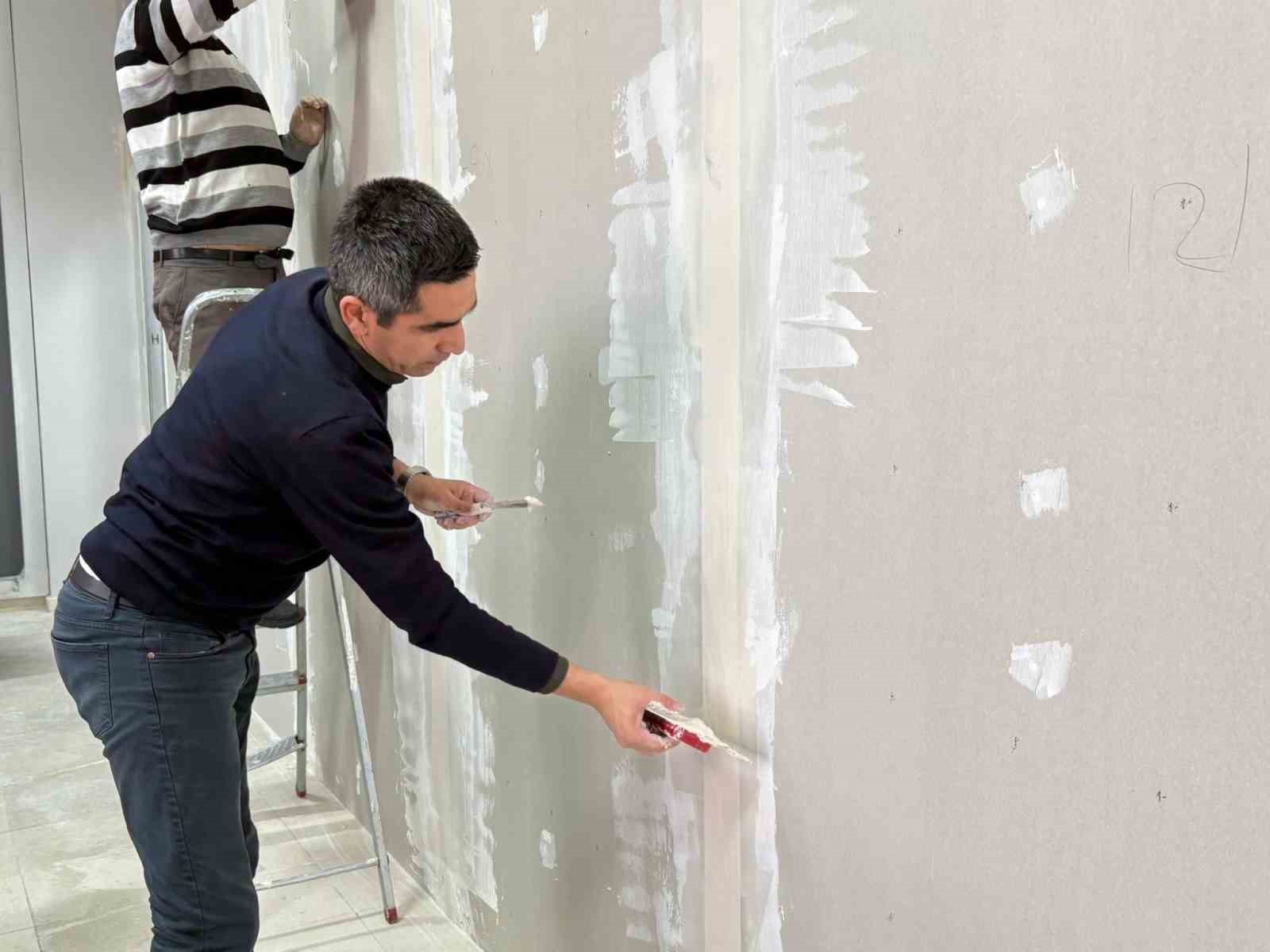 MYO müdürü okuldaki tadilat işlerini kendi elleriyle yapıyor