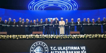 Ulaştırma ve Altyapı Bakanı Uraloğlu: "2002’de 6 bin 101 kilometre olan bölünmüş yol ağımızı bugün 30 bin kilometreye çıkardık"