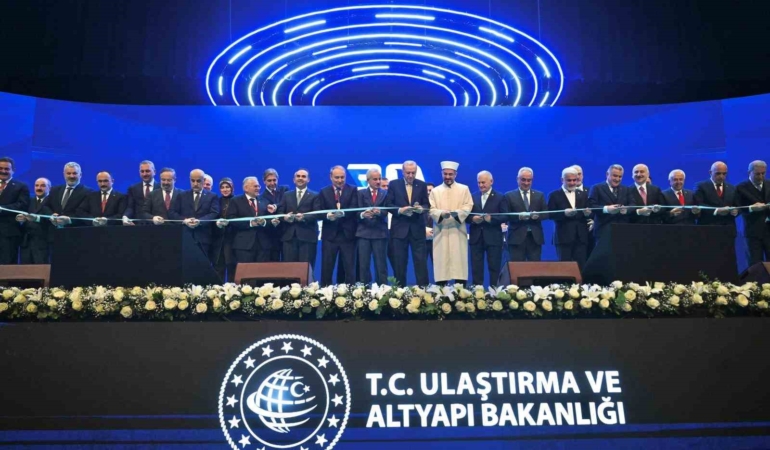 Ulaştırma ve Altyapı Bakanı Uraloğlu: "2002’de 6 bin 101 kilometre olan bölünmüş yol ağımızı bugün 30 bin kilometreye çıkardık"