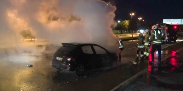 Maltepe’de seyir halindeki otomobil alev alev yandı