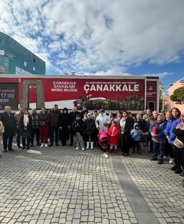 Edremit’te Çanakkale Mobil Müzesi Cumhuriyet Meydanı’nda ziyaretçilerini ağırladı