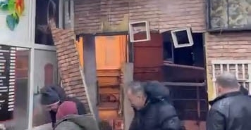 Kahvehanenin duvarları parçalansa da oyunlarına devam ettiler