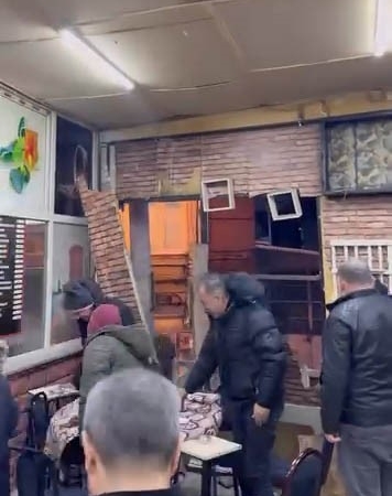 Kahvehanenin duvarları parçalansa da oyunlarına devam ettiler