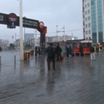 Taksim’de kar yağışı aralıklarla etkisini gösteriyor