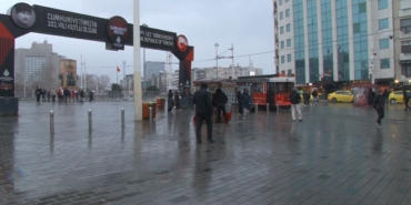 Taksim’de kar yağışı aralıklarla etkisini gösteriyor