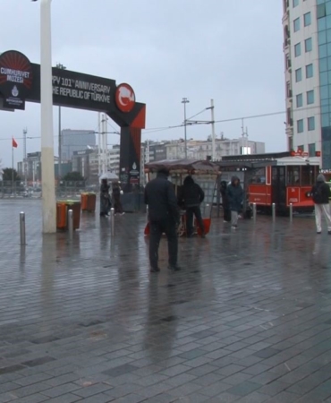 Taksim’de kar yağışı aralıklarla etkisini gösteriyor