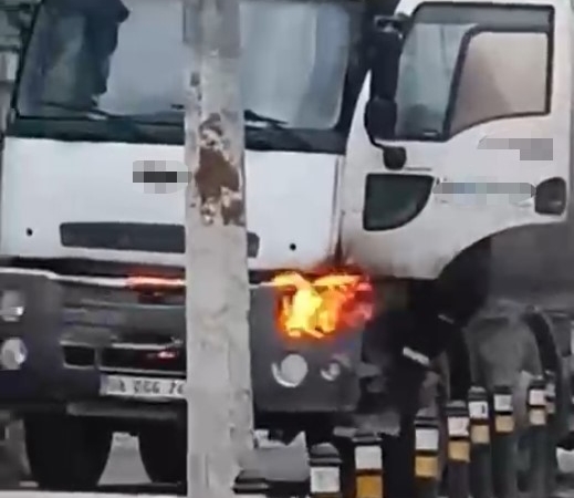 Beton kamyonu alev aldı, esnaf güçlükle söndürebildi