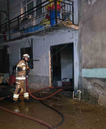 Bursa’da 2 katlı evde çıkan yangın korkuttu