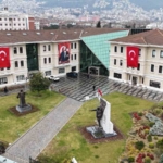 Osmangazi Belediyesi binalarını Türk Bayraklarıyla donattı