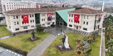 Osmangazi Belediyesi binalarını Türk Bayraklarıyla donattı