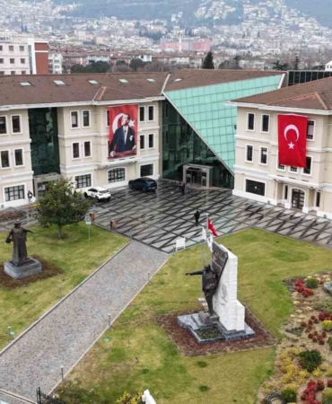 Osmangazi Belediyesi binalarını Türk Bayraklarıyla donattı