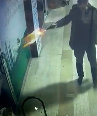 İşyerini mermi yağmuruna tuttu, elini kolunu sallayarak uzaklaştı: O anlar kamerada