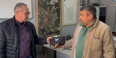 Muratlı’da örnek davranış: Parkta bulduğu çantayı zabıtaya teslim etti