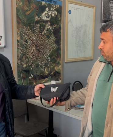 Muratlı’da örnek davranış: Parkta bulduğu çantayı zabıtaya teslim etti