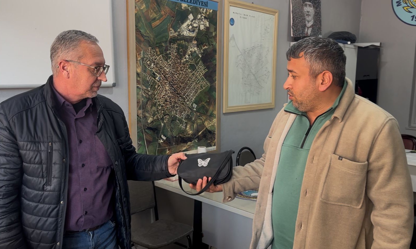 Muratlı’da örnek davranış: Parkta bulduğu çantayı zabıtaya teslim etti