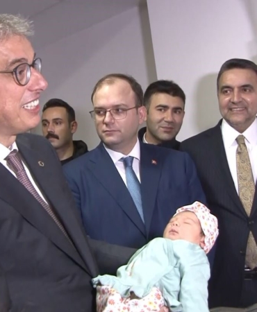 Sağlık Bakanı Memişoğlu, İstanbul’da yeni yılın ilk bebeklerini ziyaret etti